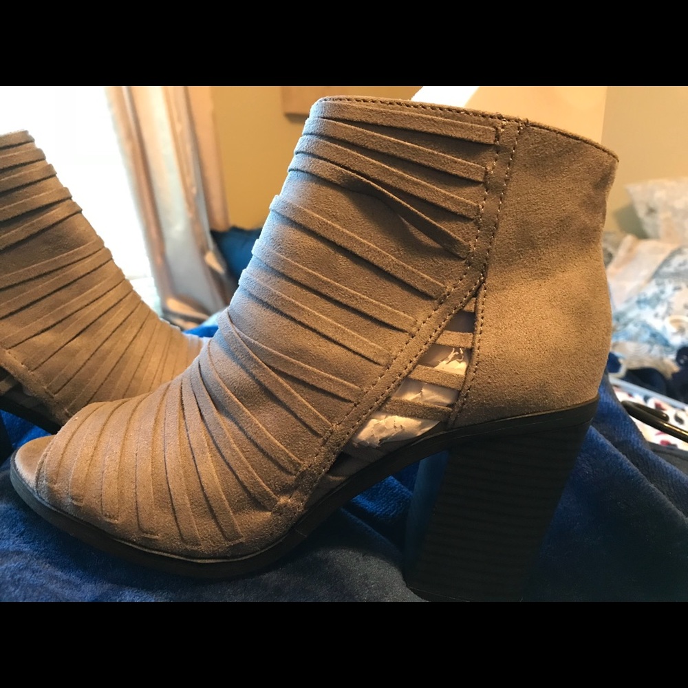 Super cute grey peekaboo heels.